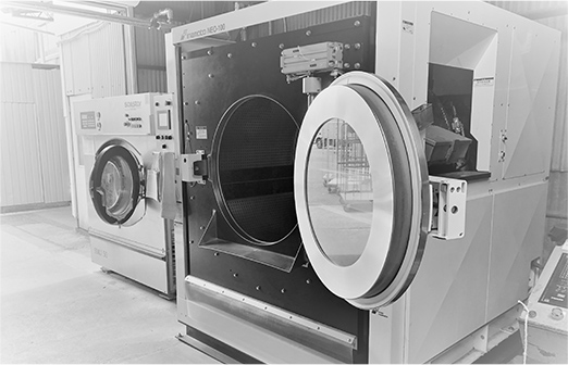 洗浄用の大型の洗濯機の写真